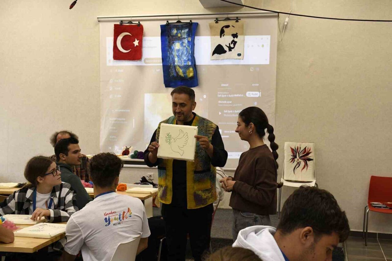 Kuşadası Belediyesi’nin ev sahipliğinde düzenlenen gençlik toplantısının ikinci günü, keçe