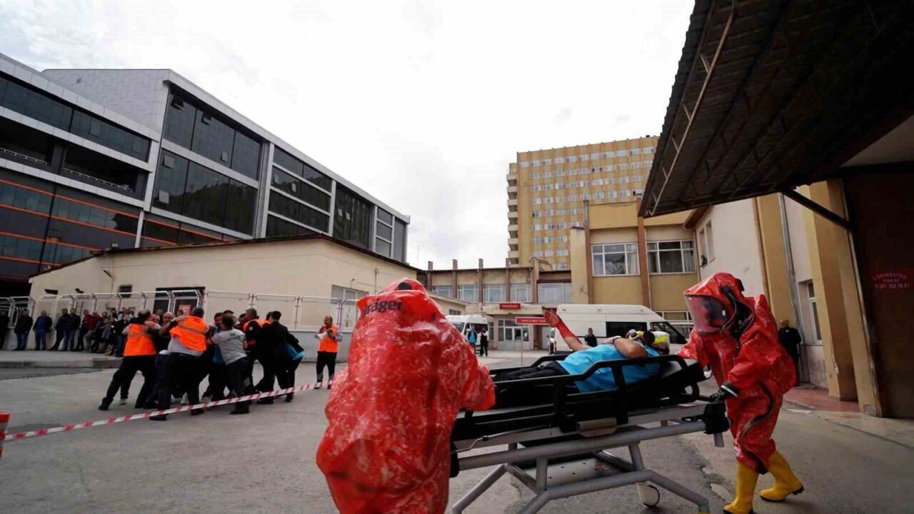 Sivas Cumhuriyet Üniversitesi Hastanesi’nde yangın ve KBRN tatbikatı gerçekleştirildi. Tatbikatta,