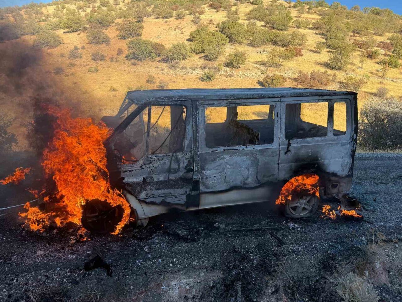 Gercüş’te Seyir Halindeki Minibüs Alev Alev Yandı: Araç Kullanılamaz Hale Geldi
