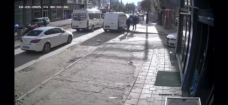 Bursa'nın Nilüfer ilçesinde, park halindeki aracını geri manevra yapan sürücü,