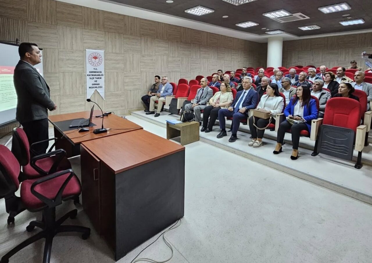 Aydın'ın Germencik ilçesinde, muhtarlara yönelik Tarım Sayımı çalışmaları hakkında bilgilendirme
