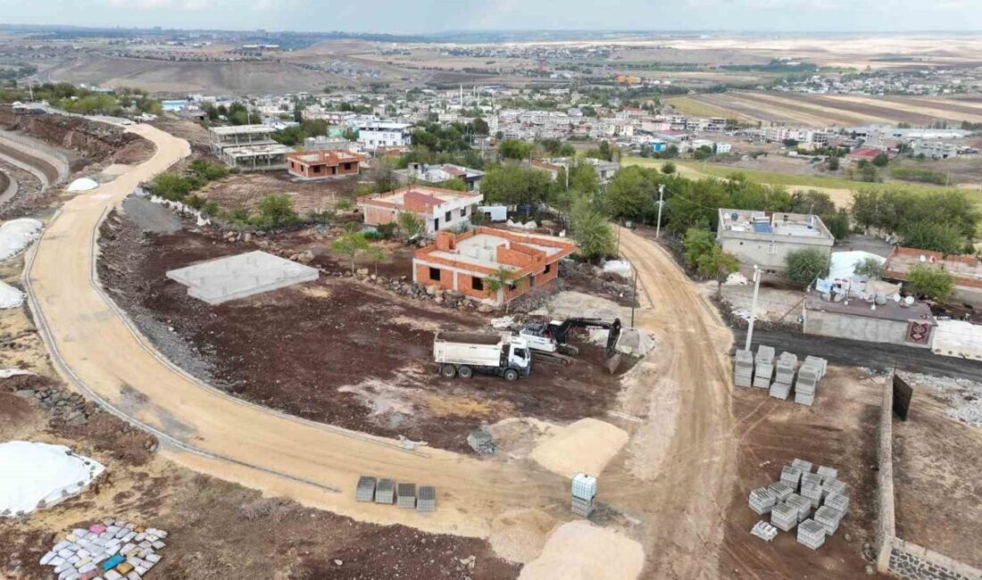 Diyarbakır Büyükşehir Belediyesi, Geyiktepe Mahallesi’nde 30 Yıl Aradan Sonra Yol ve Altyapı İyileştirmeleri Yapıyor Diyarbakır Büyükşehir Belediyesi, 30 yıldır hizmetten mahrum kalan Geyiktepe Mahallesi’nde