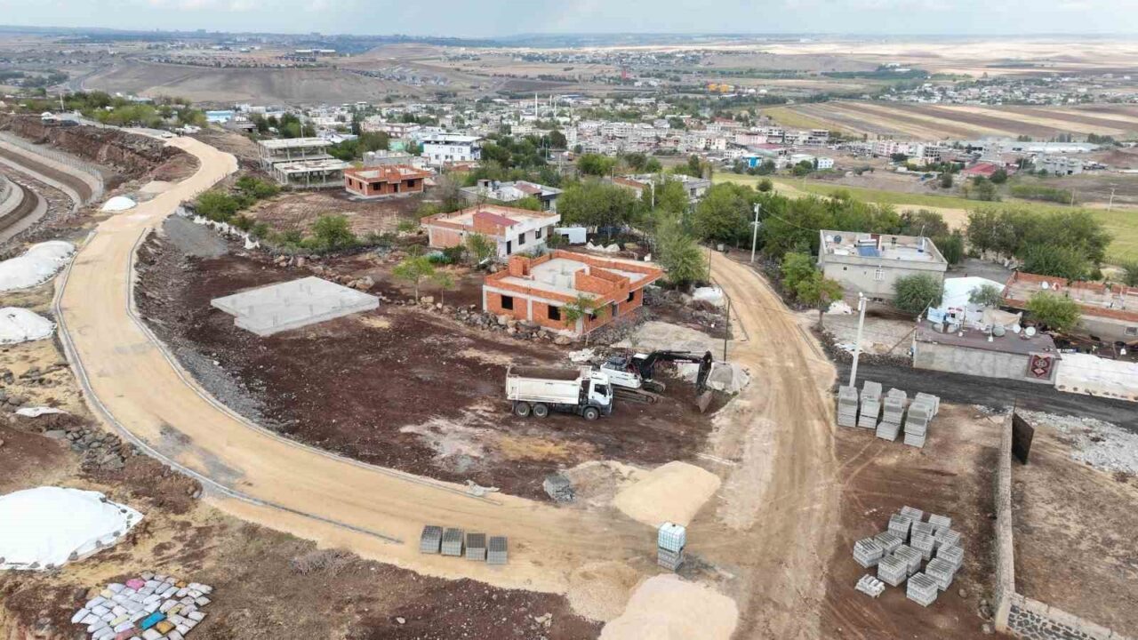 Diyarbakır Büyükşehir Belediyesi, 30 yıldır hizmetten mahrum kalan Geyiktepe Mahallesi’nde