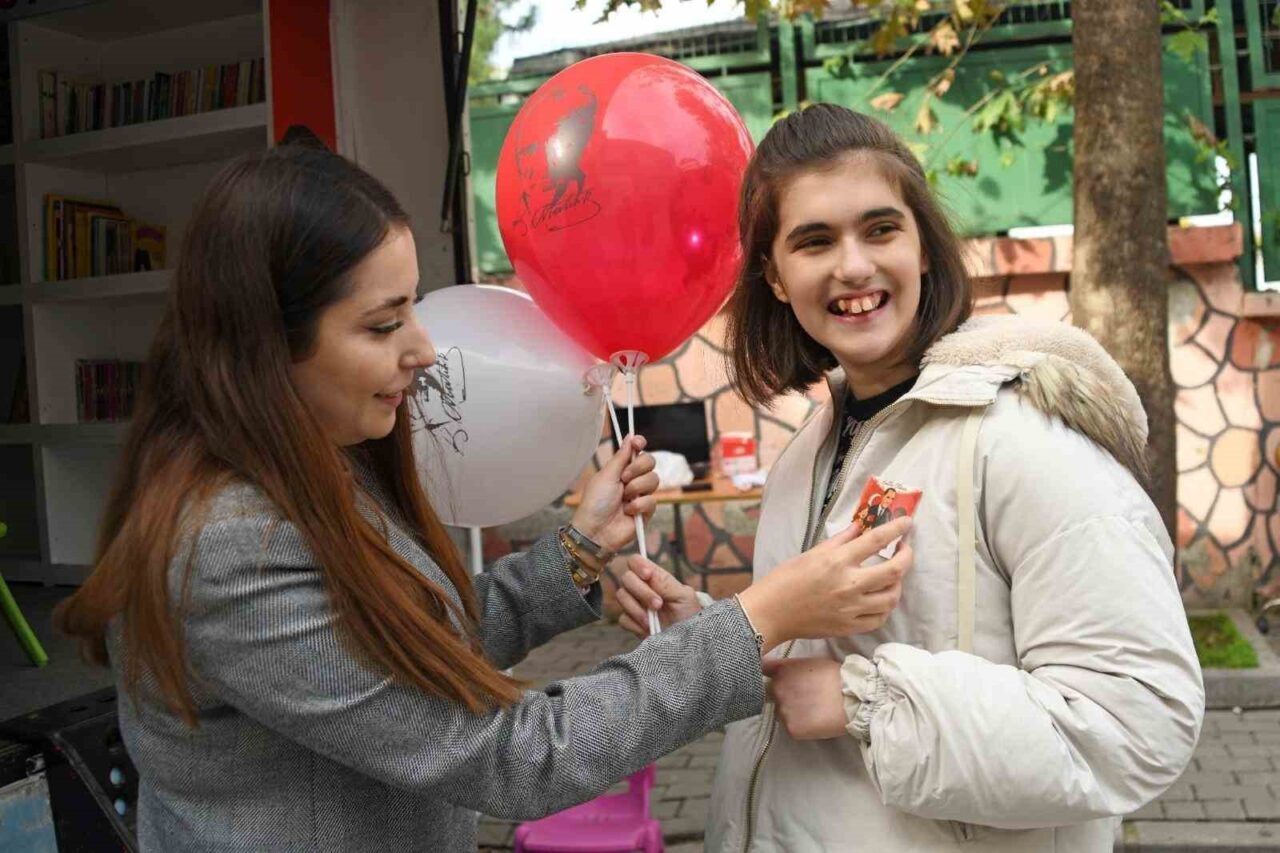 Osmangazi Belediyesi, Türkiye Cumhuriyeti'nin 102. yıl dönümünde 'Gezici Kütüphane' etkinliğiyle