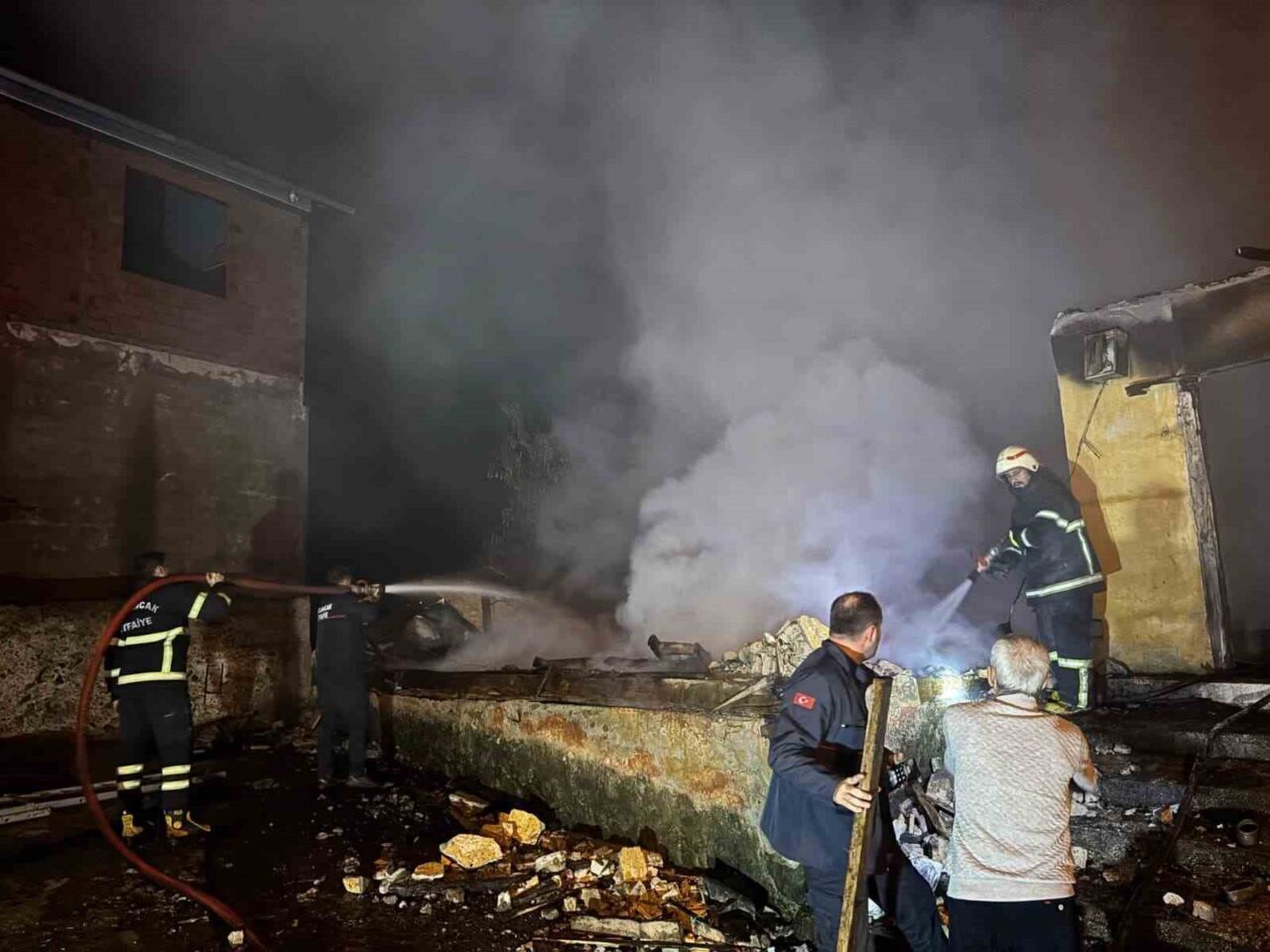 Giresun’un Piraziz ilçesinde eski bir mısır fırınından kaynaklanan yangında bir