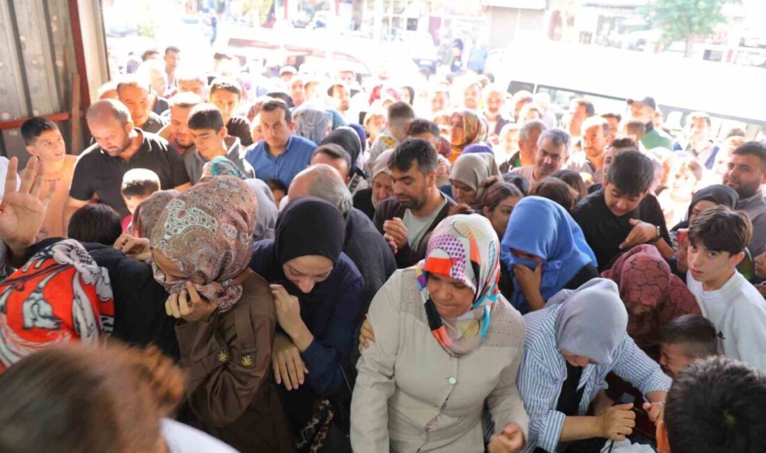 Kahramanmaraş'ta, Onikişubat ilçesindeki bir giyim mağazasında "Ne alırsan 50 lira"