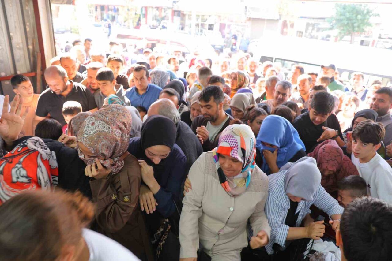 Kahramanmaraş'ta, Onikişubat ilçesindeki bir giyim mağazasında "Ne alırsan 50 lira"