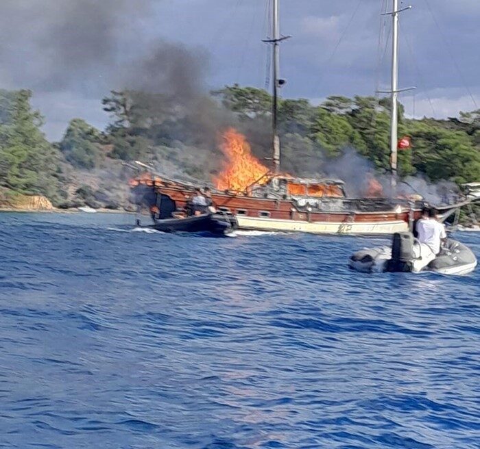 Muğla'nın Fethiye ilçesi Göcek açıklarında bir gulet teknede yangın çıktı.