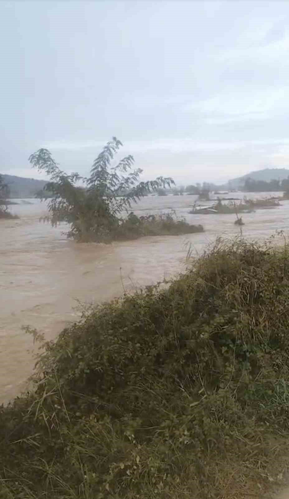 Çanakkale'nin Gökçeada ilçesinde gece meydana gelen şiddetli sağanak yağış, sele