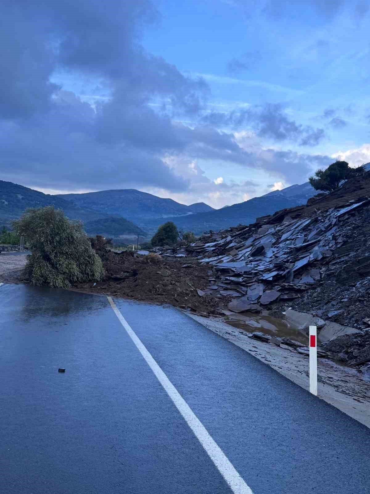 Çanakkale’nin Gökçeada ilçesinde etkili olan yoğun yağış sonuçları ağır oldu.