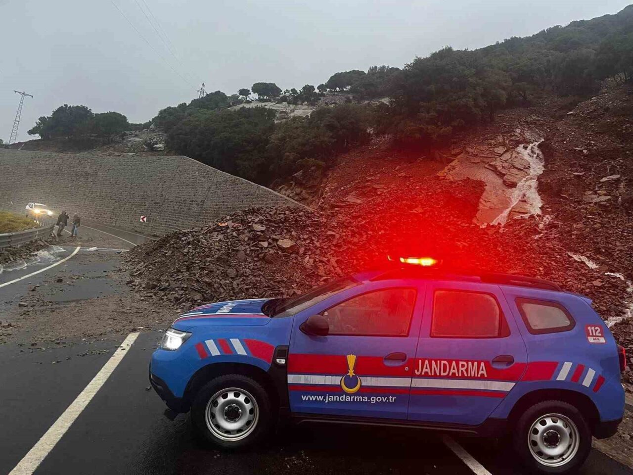 Çanakkale'nin Gökçeada ilçesinde yoğun yağış sonucu sel meydana geldi. Evler,