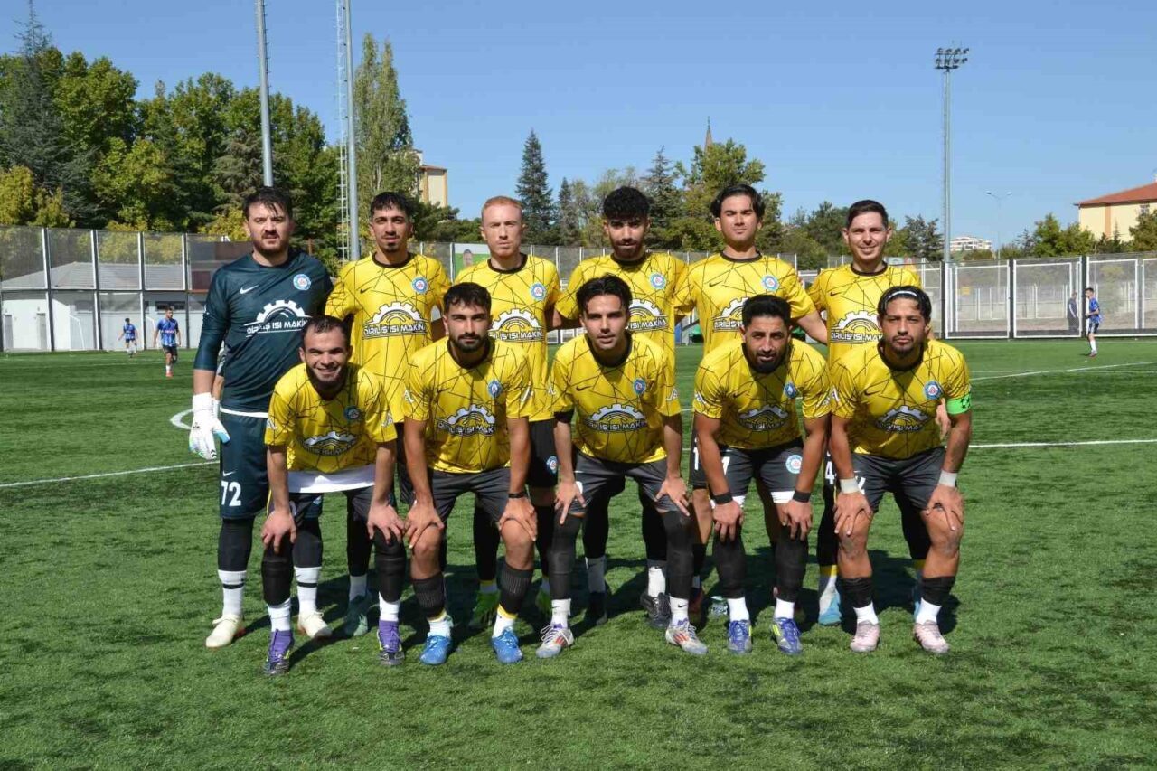 EMT Döğergücü FK'nın forveti Gökhan Yeşilbaş, Kayseri Esen Metal SK