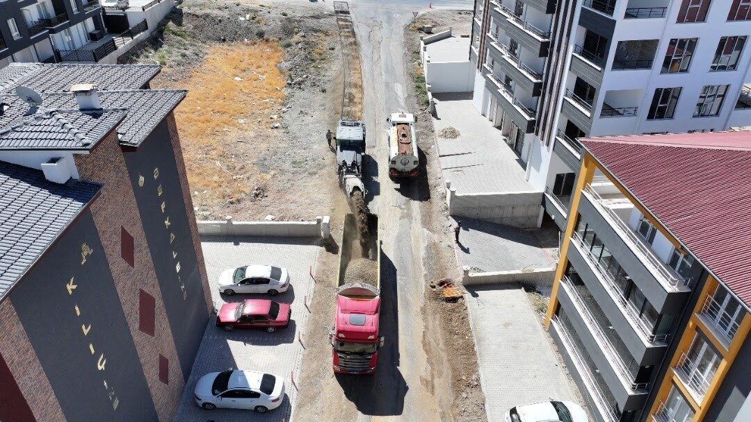 Gölbaşı Belediyesi, asfalt serim çalışmalarını hızla sürdürüyor. Başkan Yakup Odabaşı,