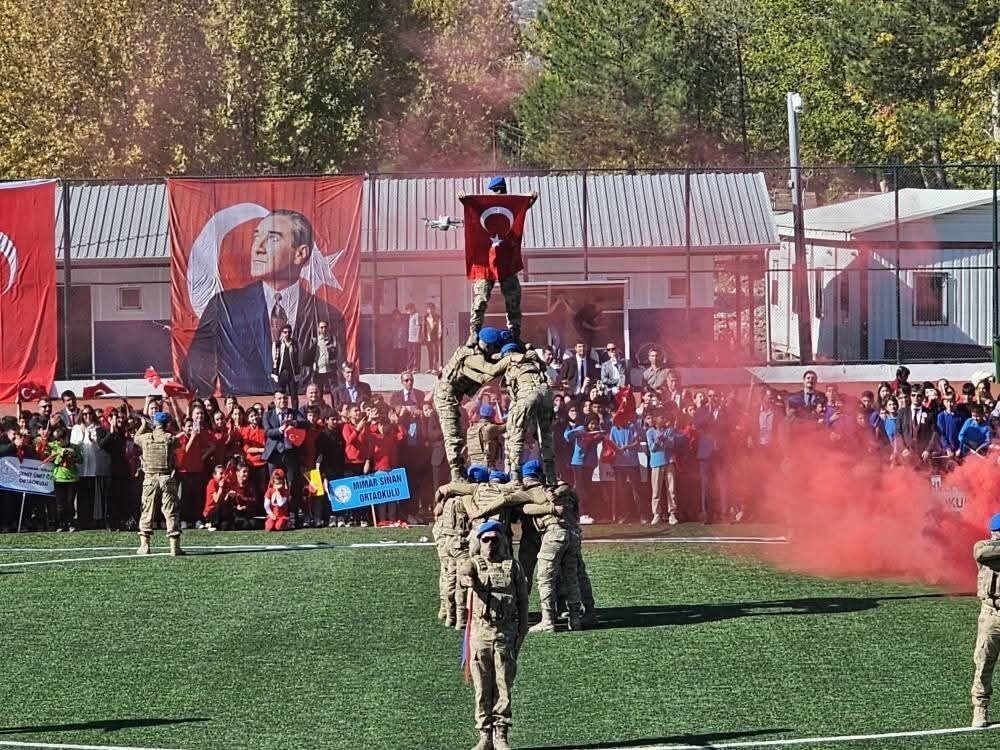 Adıyaman'ın Gölbaşı ilçesinde Cumhuriyet Bayramı, Atatürk anıtına çelenk sunulmasının ardından
