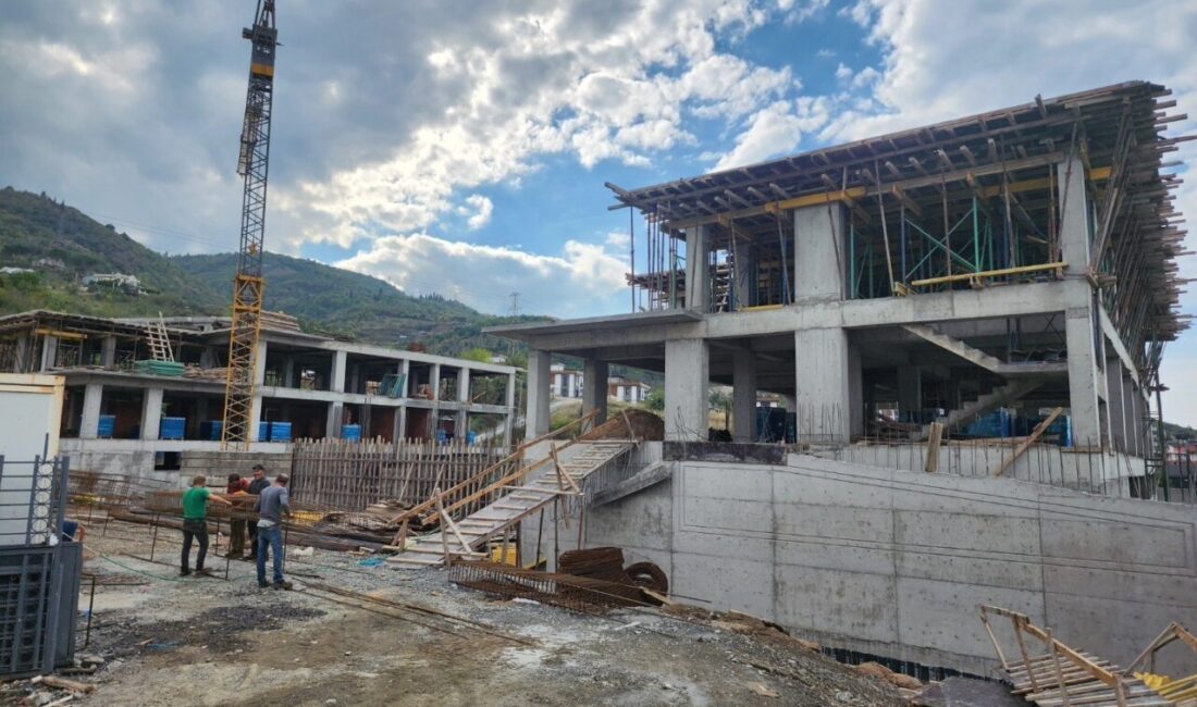 Gölcük’te Yeni Okullar Kasım’da Öğrencileri Bekliyor Gölcük’te yeniden inşa edilen Barbaros Hayrettin Anadolu Lisesi ve Şehit