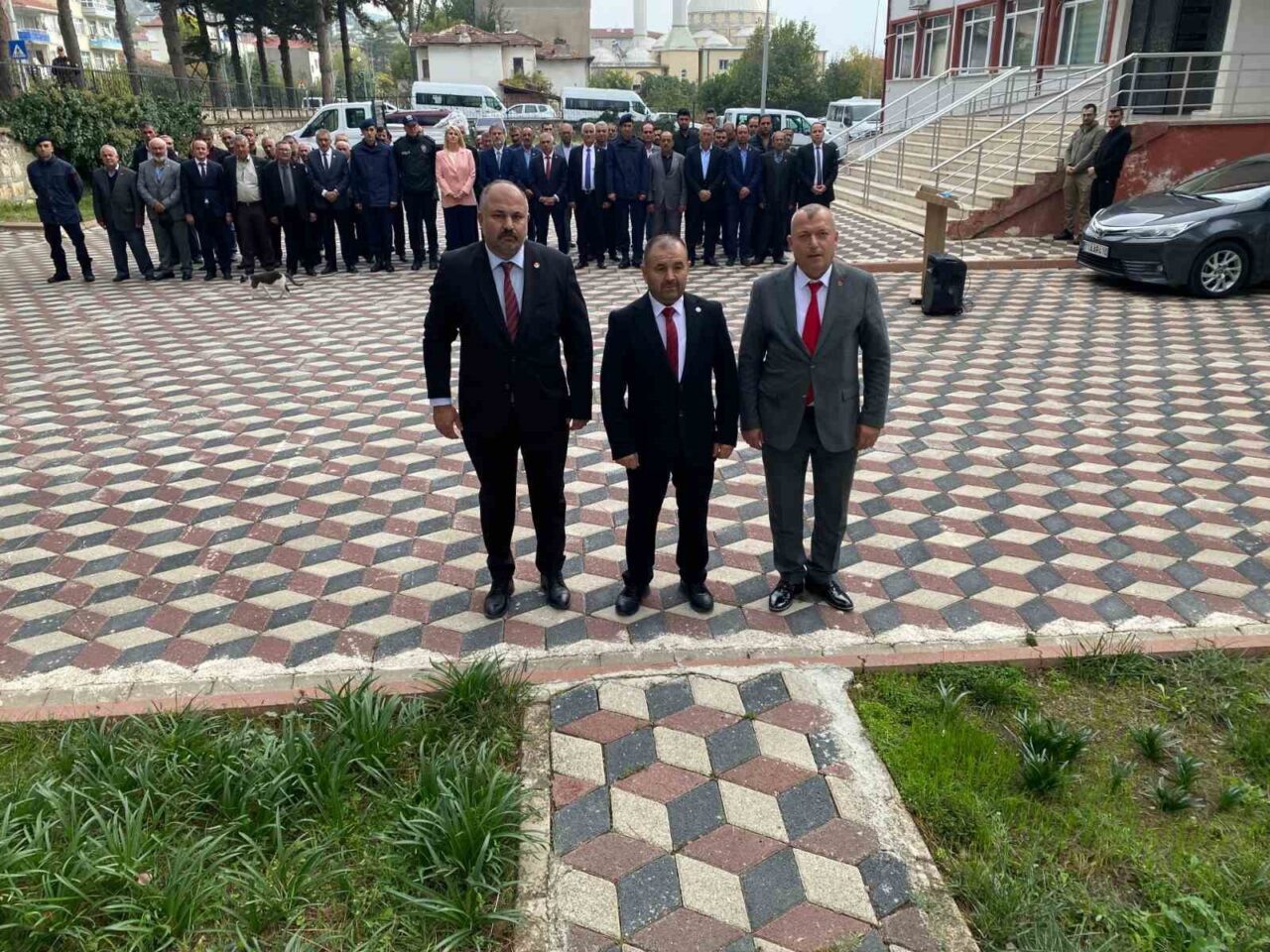 Gölpazarı'nda 19 Ekim Muhtarlar Günü dolayısıyla muhtarlar, Atatürk Anıtı'na çelenk