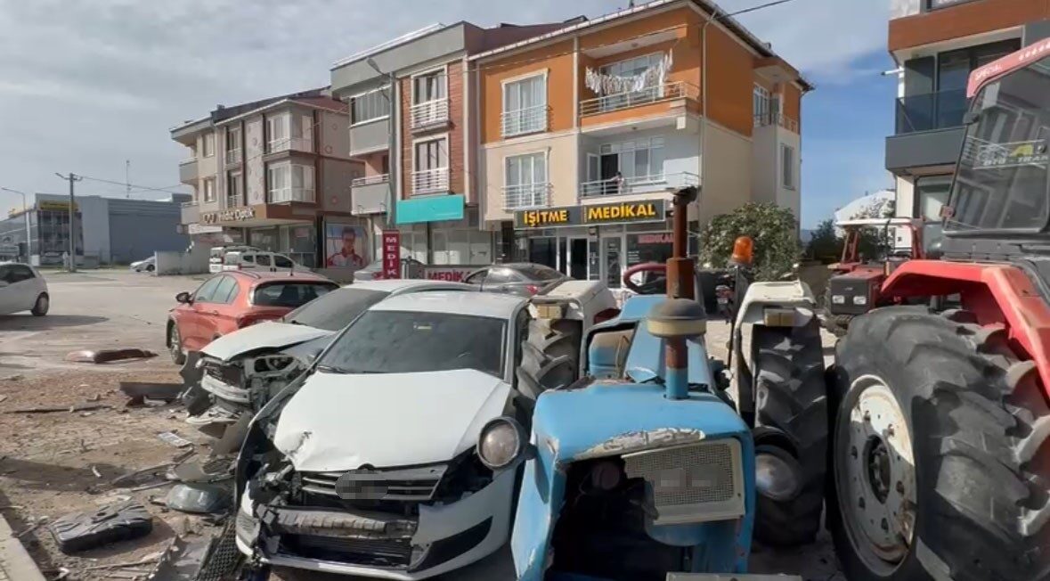 Balıkesir’in Gönen ilçesinde kontrolden çıkan Y.A. yönetimindeki tır, park halindeki