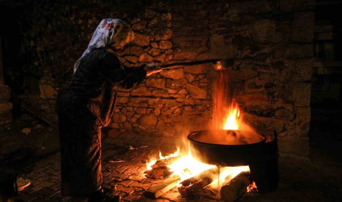Gördes’te Kış İçin Hazırlık: Pekmez Yapımında Kazanlar Kaynamaya Devam Ediyor Manisa’nın Gördes ilçesindeki Güneşli Mahallesi'nde, kahvaltıların vazgeçilmezi pekmez için kazanlar