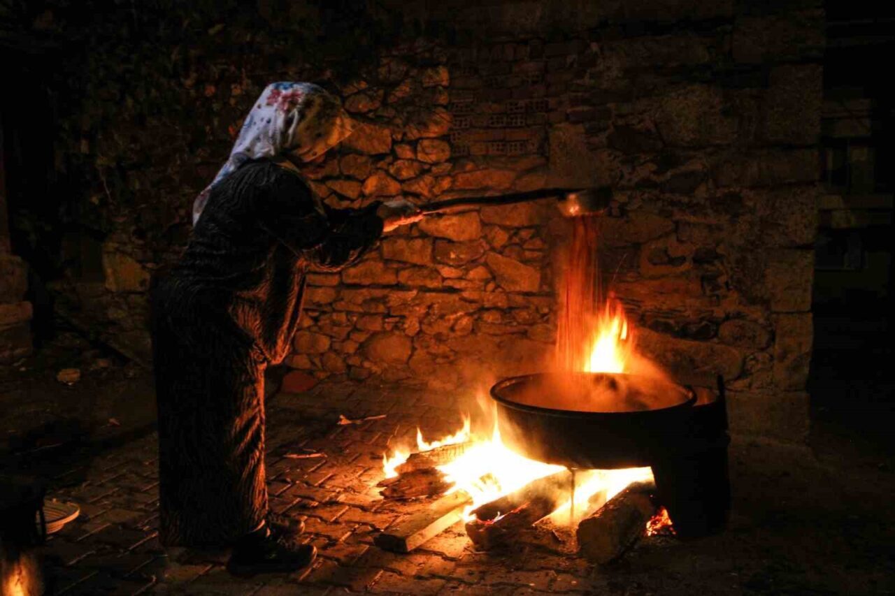 Manisa’nın Gördes ilçesindeki Güneşli Mahallesi'nde, kahvaltıların vazgeçilmezi pekmez için kazanlar