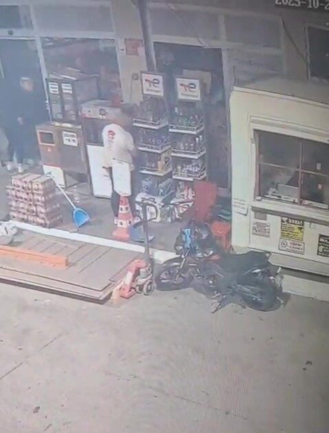 Denizli'nin Buldan ilçesinde bir akaryakıt istasyonunda, üç genç hırsızlık yaparken