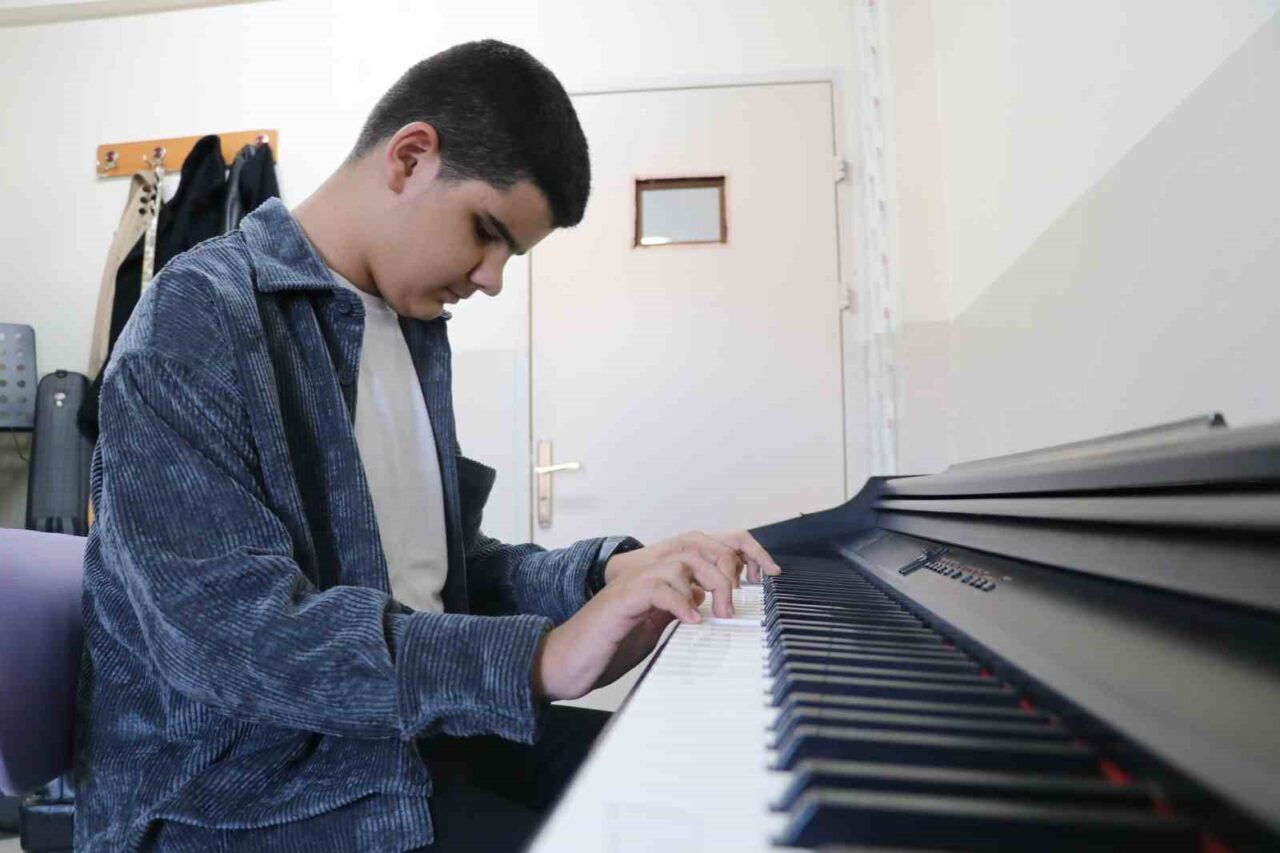 Sivas'ta 13 yaşındaki Kadir Alp Şınaydar, doğuştan görme engelli olmasına