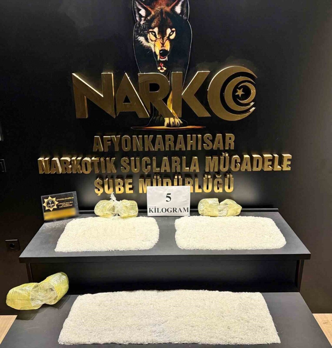 Afyonkarahisar'da polis, gübre taşıyan bir tırda yaptıkları aramada 5 kilogram