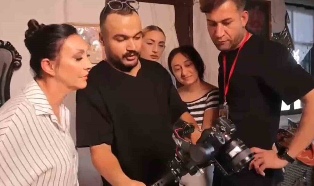 Güllü’nün Hayatını Kaybetmeden Önceki Klip Çekimlerine Ait Kamera Arkası Görüntüleri Yayınlandı Ünlü sanatçı Güllü, 26 Eylül 2025'te Yalova'nın Çınarcık ilçesinde evinin