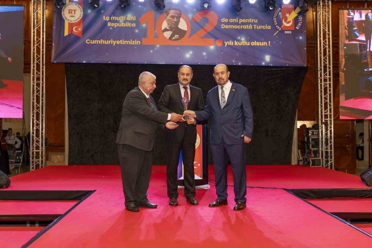 Şanlıurfa Büyükşehir Belediye Başkanı Mehmet Kasım Gülpınar, Bükreş’te gerçekleştirilen ödül töreninde “Yılın En Başarılı Belediye Başkanı” unvanını kazandı.