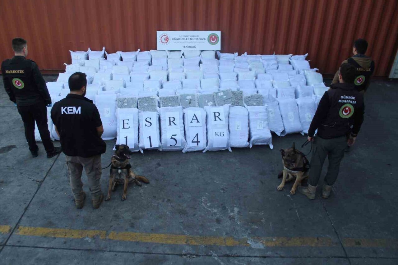 Ticaret Bakanlığı'nın Gümrükler Muhafaza ekipleri, Tekirdağ ve Edirne'de düzenlediği operasyonlarda