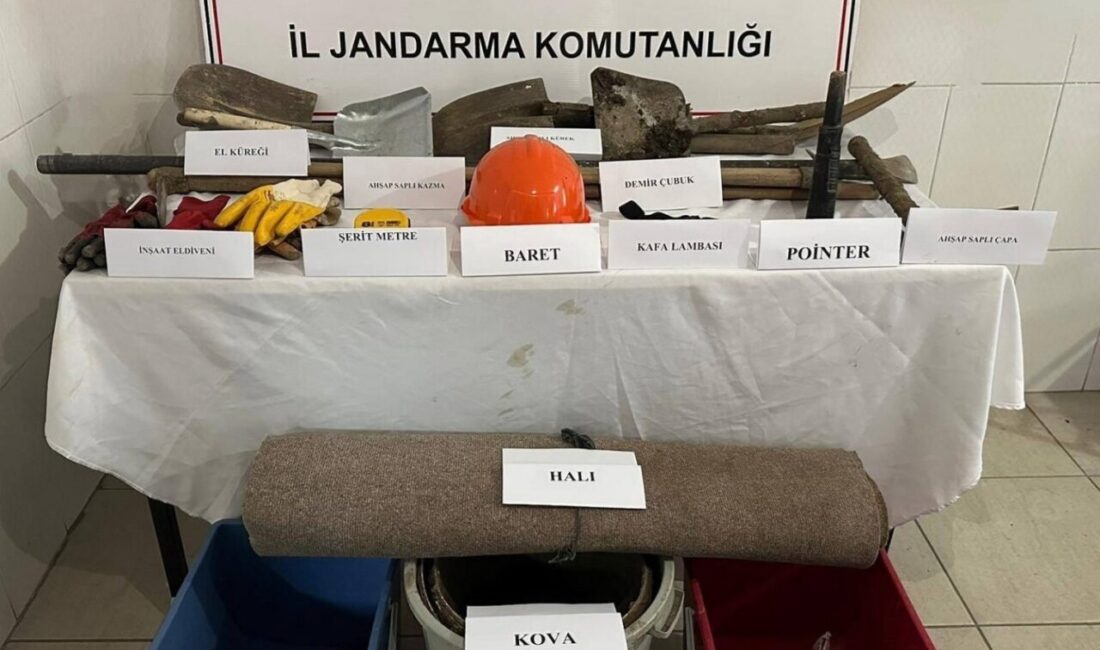 Gümüşhane’de Kaçak Kazı Yapan Dört Kişi Jandarma Operasyonuyla Yakalandı Gümüşhane'nin Torul ilçesinde jandarma, izinsiz kazı yapan C.H., O.İ., S.Ş.