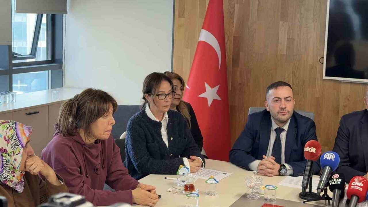 CHP İstanbul İl Başkanı Gürsel Tekin, yaptığı basın açıklamasında, toplumsal
