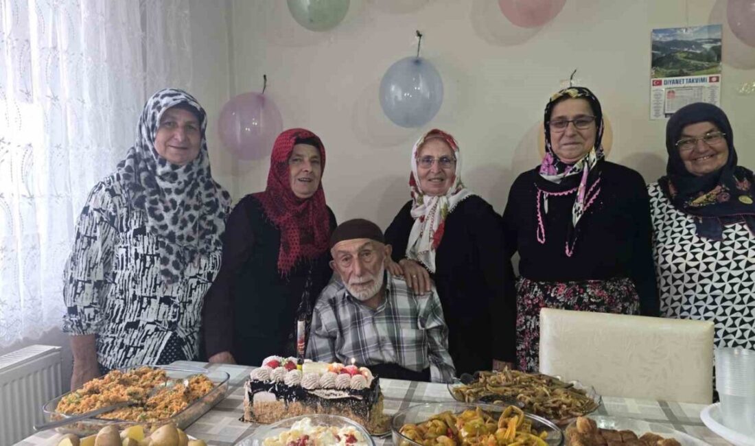 Trabzon'un Çarşıbaşı ilçesinde 95 yaşındaki Hacı Hasan Baş, torunları tarafından