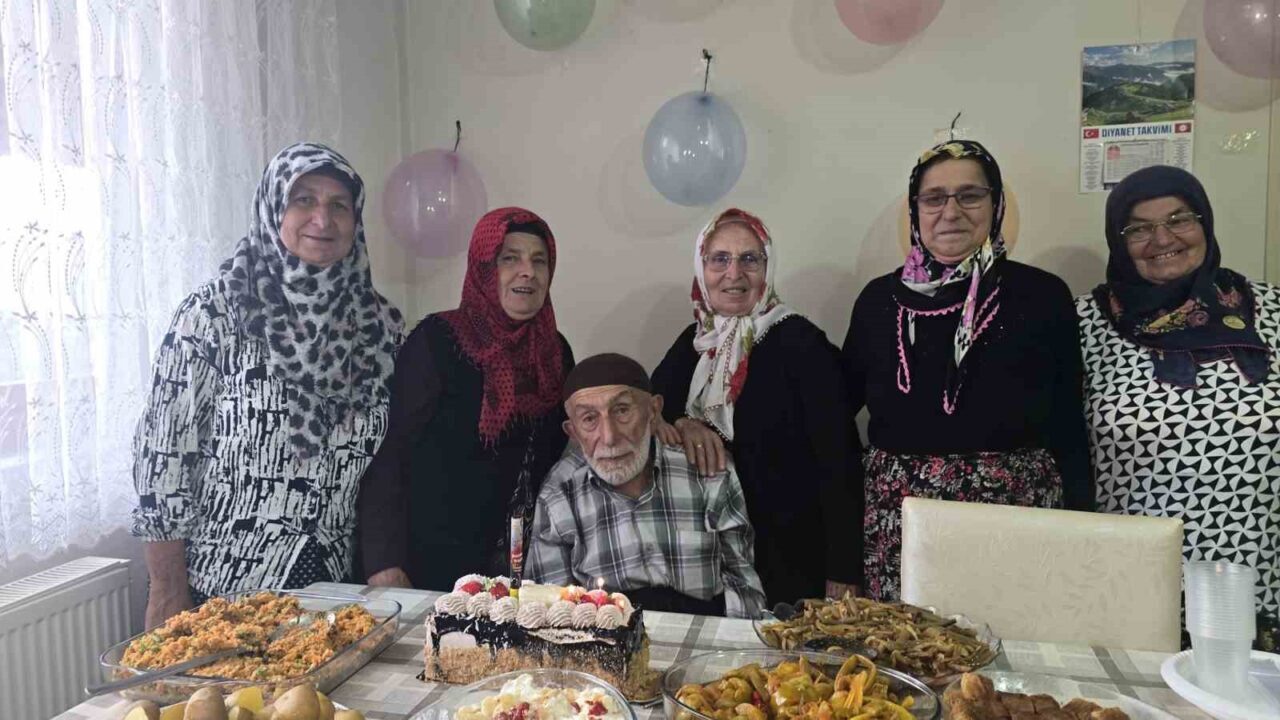 Trabzon'un Çarşıbaşı ilçesinde 95 yaşındaki Hacı Hasan Baş, torunları tarafından