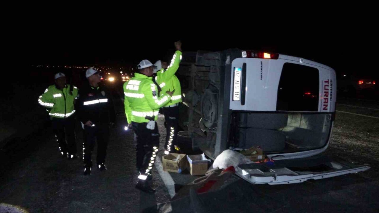 Malatya-Adıyaman karayolunda bir hafif ticari aracın lastiği patlayarak tur midibüsüne