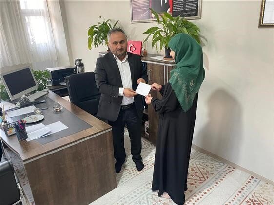 Hakkari'de hafızlık eğitimi gören Sedef Keyfi, ördüğü bileklikleri satarak elde