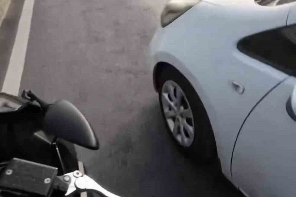 Bursa’da Motosikletli Sürücünün Kırmızı Işık İhlali Yapan Araçla Olaylı İletişimi Kameralara Yansıdı Bursa'da bir motosikletli, kırmızı ışıkta geçip manevra yapan otomobile sinirlenerek,