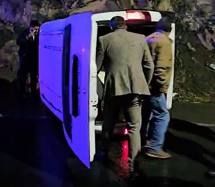 Hakkari’de yağmur nedeniyle kayganlaşan yolda devrilen 65 ABS 970 plakalı