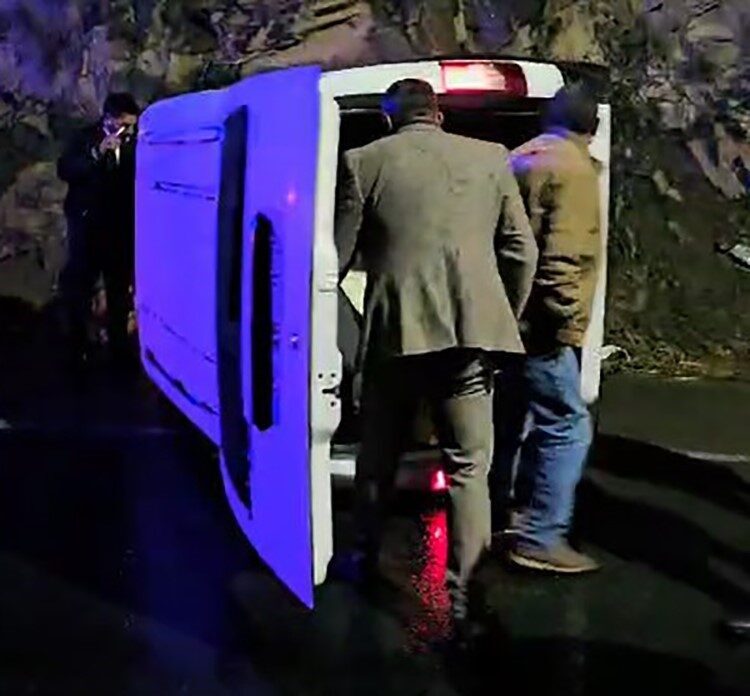 Hakkari’de yağmur nedeniyle kayganlaşan yolda devrilen 65 ABS 970 plakalı