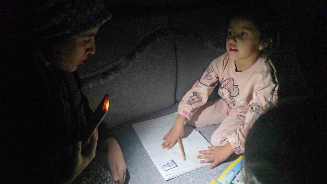 Hakkâri’nin Dağgöl Mahallesi’nde yaşayan Ebru Akbay, ailevi zorluklarla boğuşarak inşa