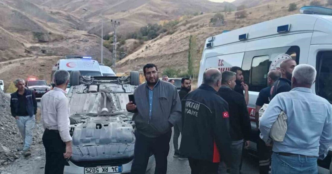 Hakkari'nin Otluca köyü yolunda kontrolden çıkan bir otomobilin takla atması
