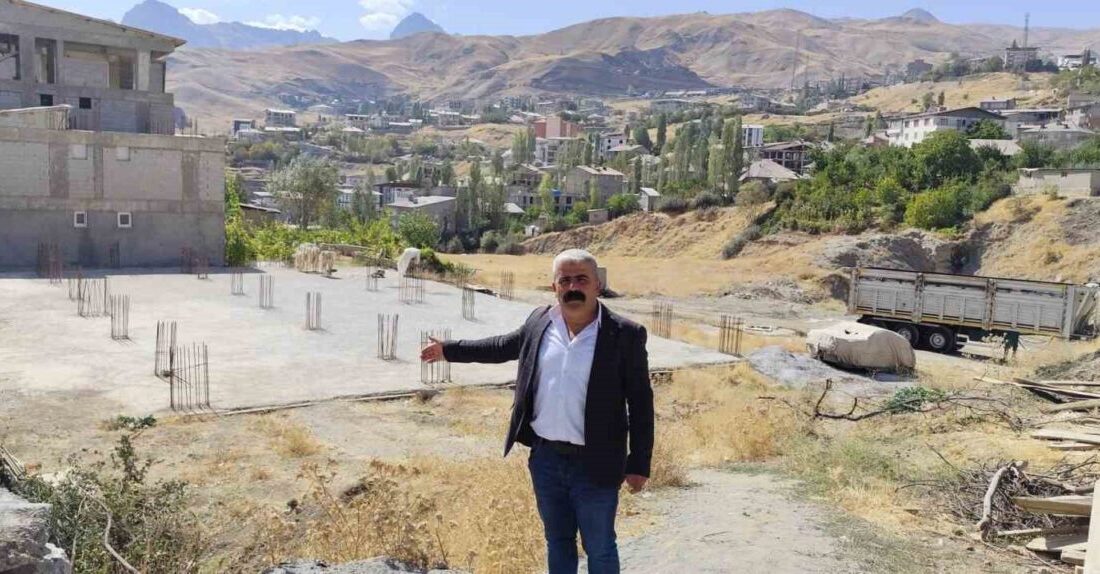Hakkari’de Yeni Cami İçin Hayırseverlerden Destek İstendi Hakkari'nin Dağgöl Mahallesi'nde, hayırsever Adil Özkan tarafından inşa edilecek cami