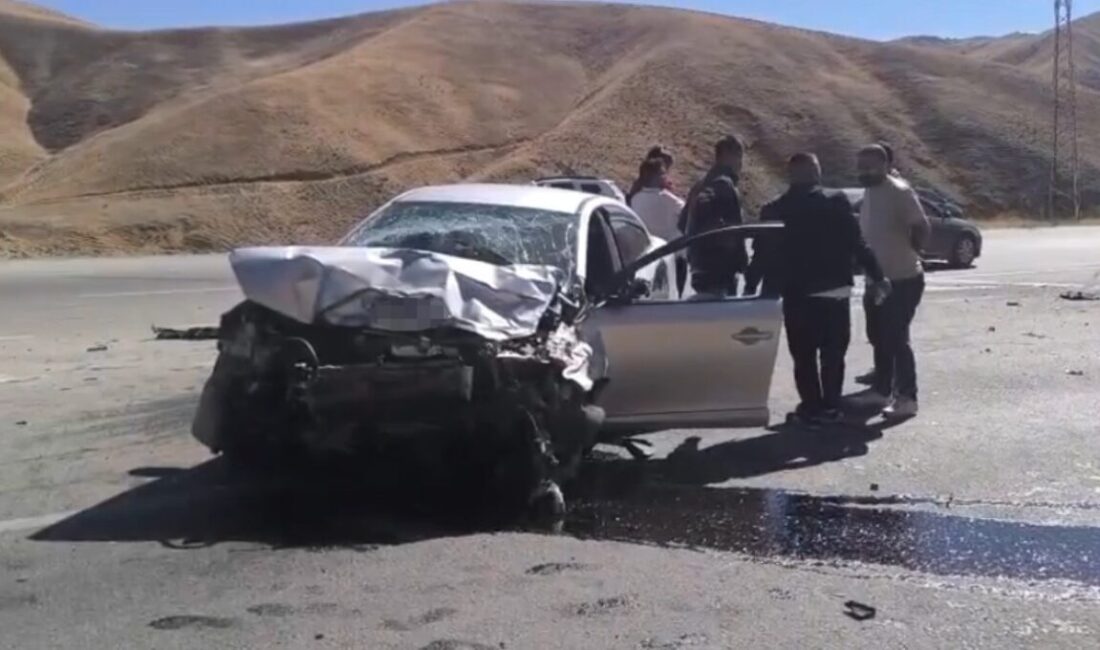 Hakkari'nin Yüksekova ilçesinde akşam saatlerinde iki aracın çarpışması sonucu 4