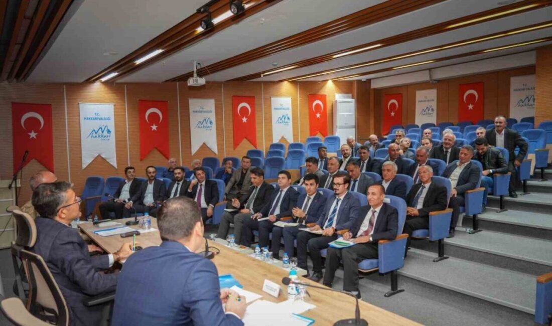 Hakkari’de Muhtarlarla Yapılan Toplantıda Köy Sorunları Görüşüldü Hakkari'de Vali Ali Çelik'in başkanlığında düzenlenen toplantıda, köylerin sorunları ele