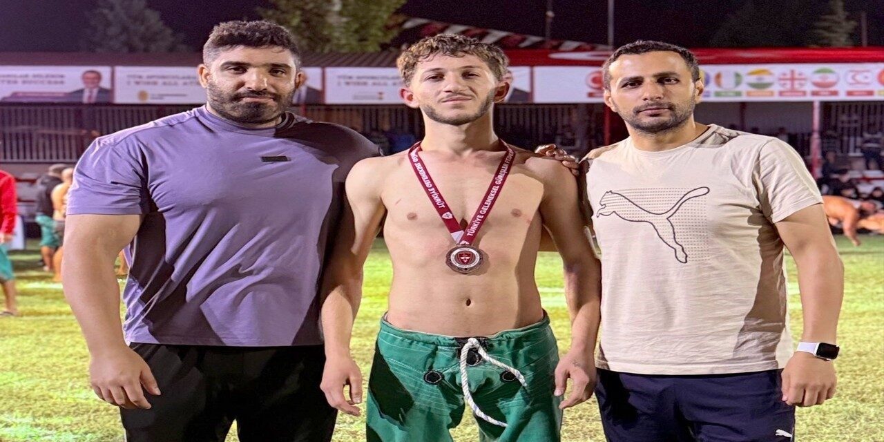 Hakkâri’li Bedirhan Durğun, Kahramanmaraş’ta düzenlenen Türkiye Şampiyonası’nda 55 kiloda üçüncü oldu