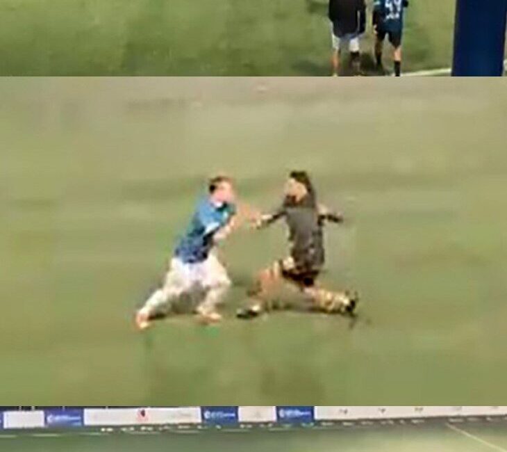 Kocaeli'nin İzmit ilçesindeki bir halı sahada düzenlenen maçta, iki kişi