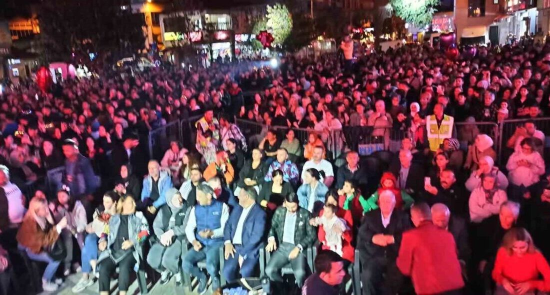 Zonguldak'ın Devrek ilçesinde düzenlenen halk konserinde Sevcan Orhan, Türk Halk