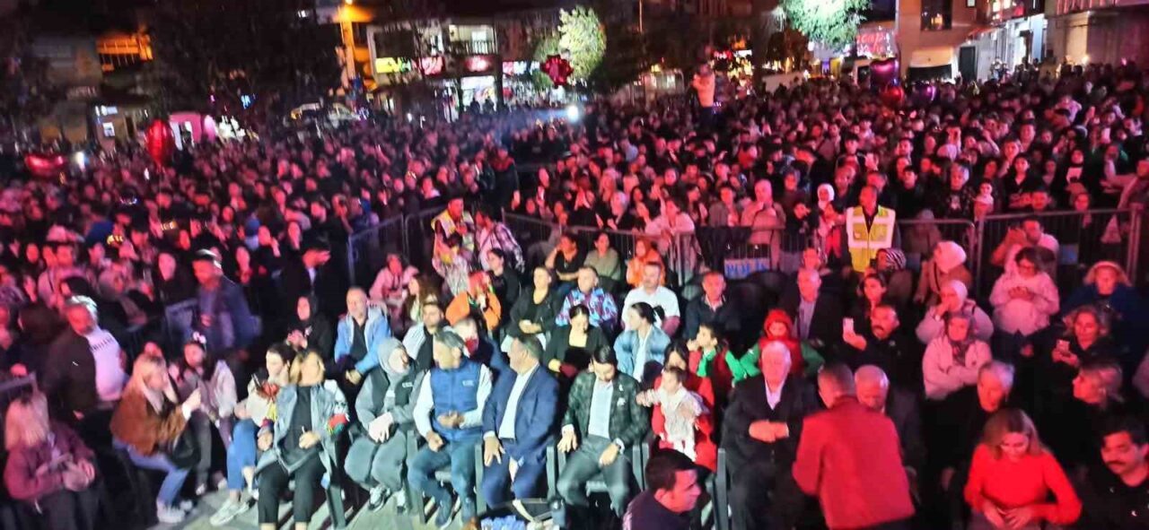 Zonguldak'ın Devrek ilçesinde düzenlenen halk konserinde Sevcan Orhan, Türk Halk