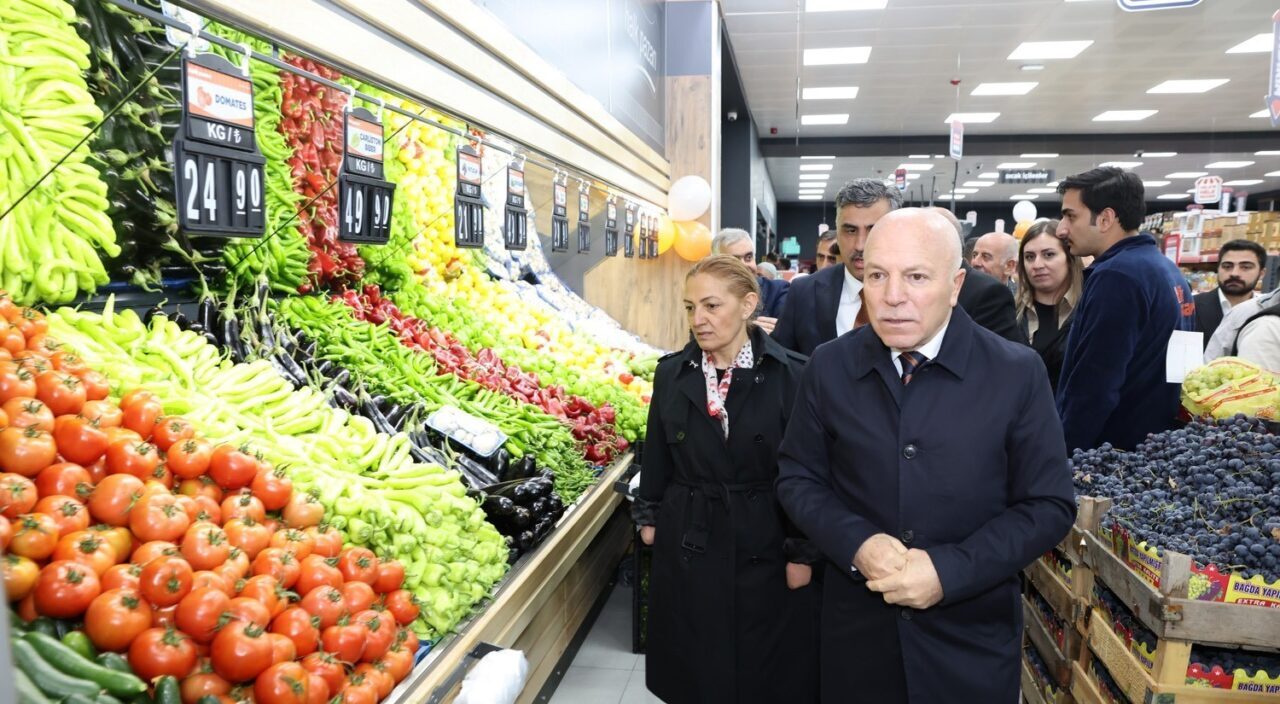 Erzurum Büyükşehir Belediyesi, Halk Pazarı'nın sekizinci şubesini Hilalkent'te açtı. Genel