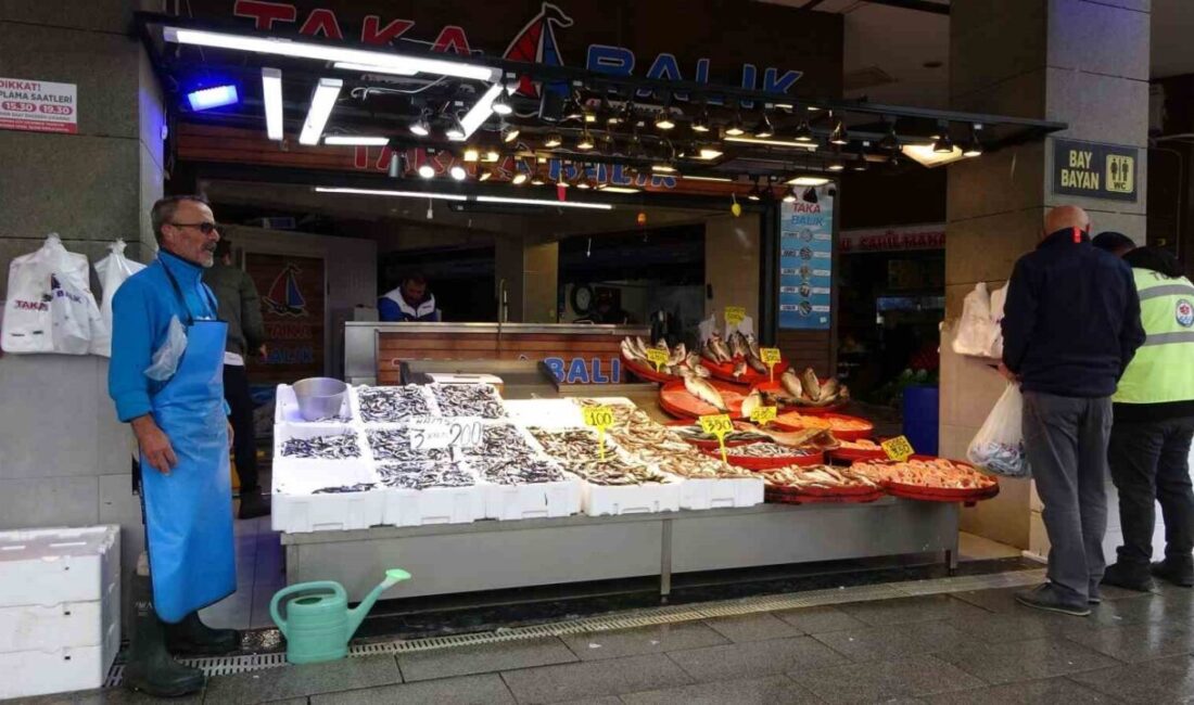 Karadeniz’deki Soğuk Havalar Hamsi Fiyatlarını Düşürdü, Balıkçılar Tuzlama Zamanının Geldiğini Belirtti Karadeniz'de soğuk havalarla hamsi bolluğu yaşanıyor. Trabzon Balık Hali'nde fiyatlar