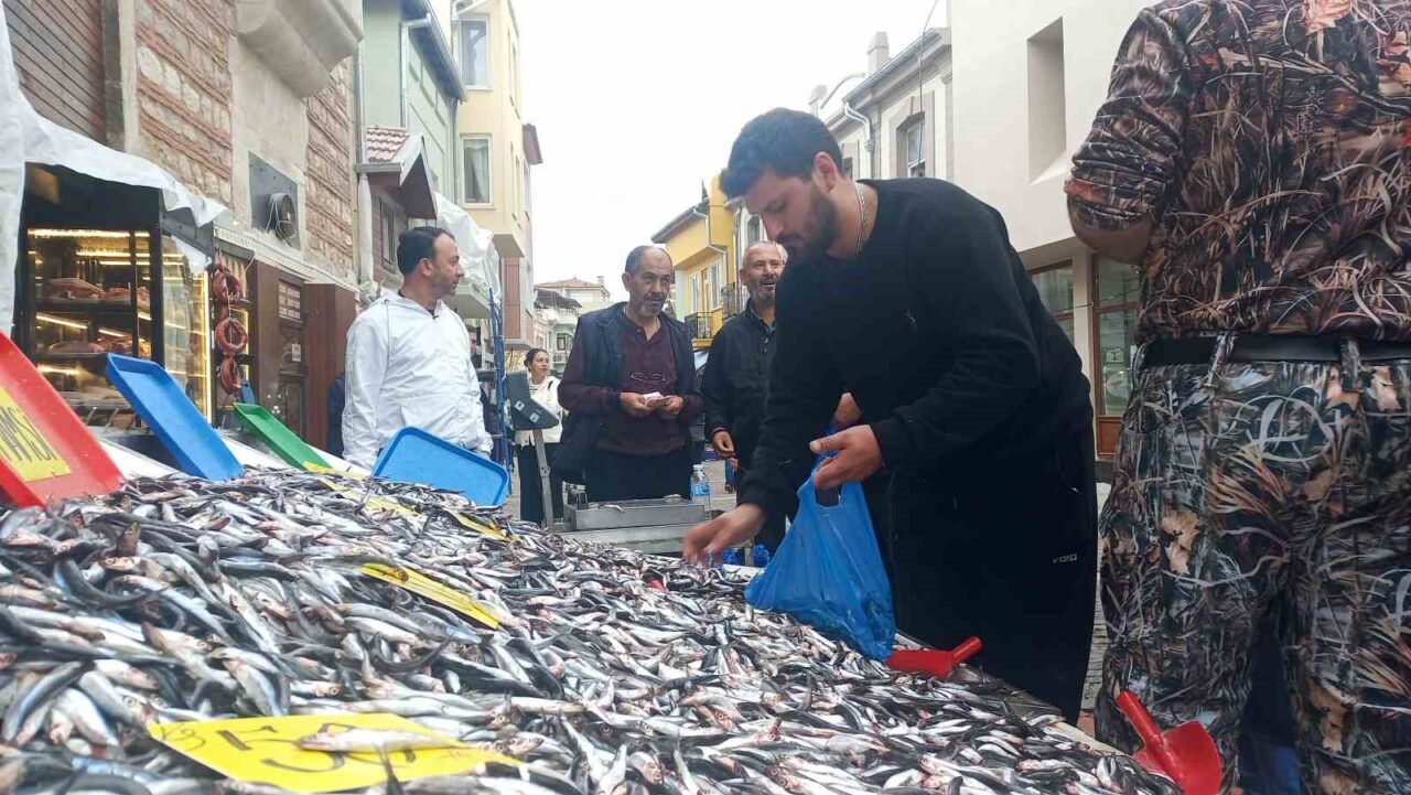 Edirne'de hamsinin kilosu 50 liraya gerileyince, vatandaşlar yoğun ilgi gösterdi.